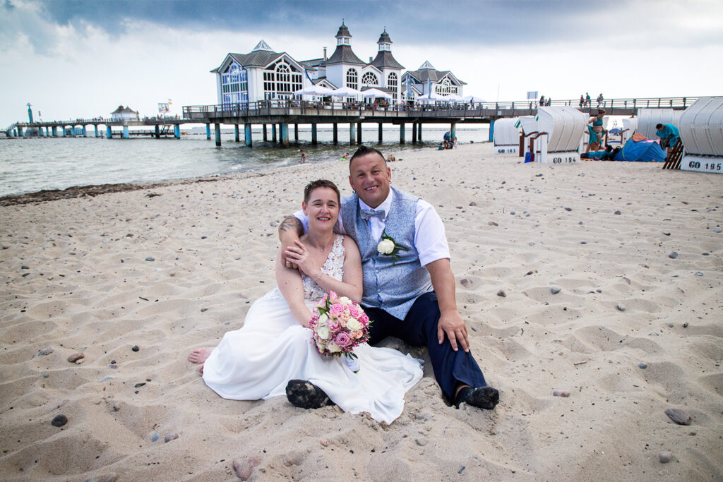 Strandhochzeit Rügen, heiraten an der Ostsee in Sellin Hochzeitsshooting Brautpaar
